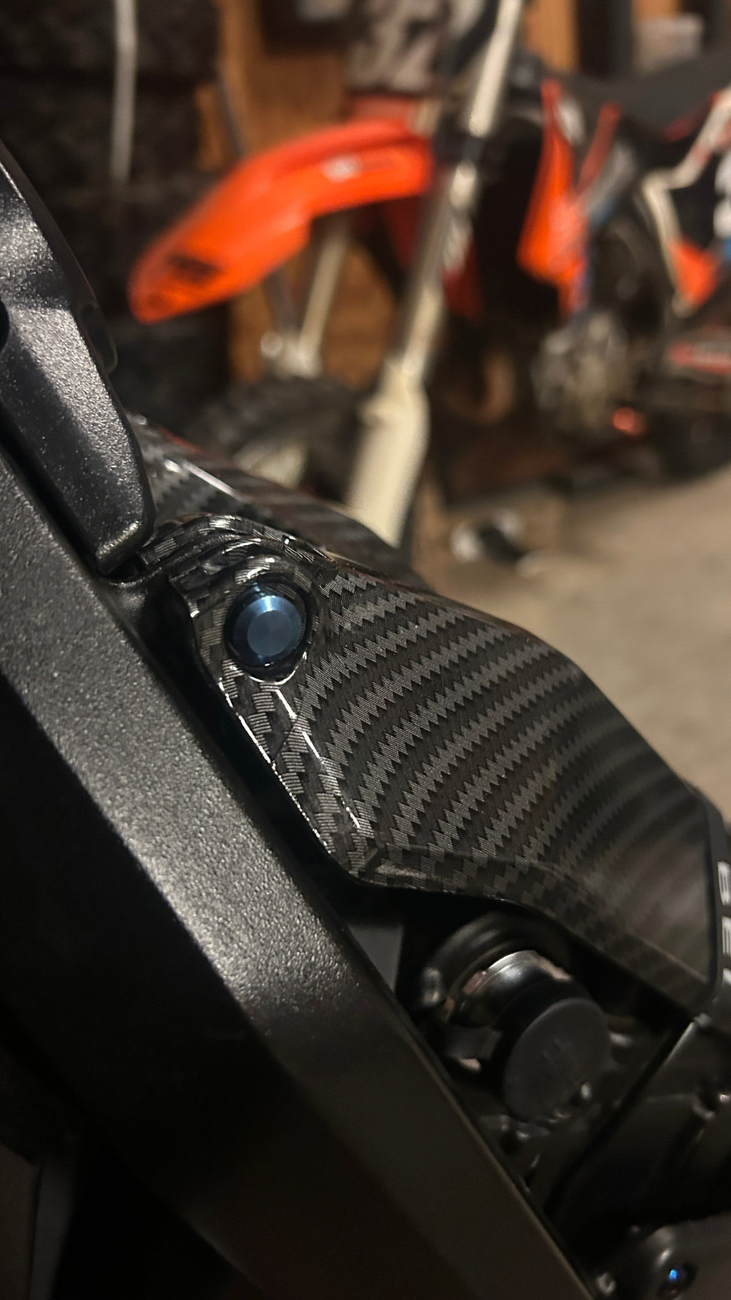 Battery lid titanium